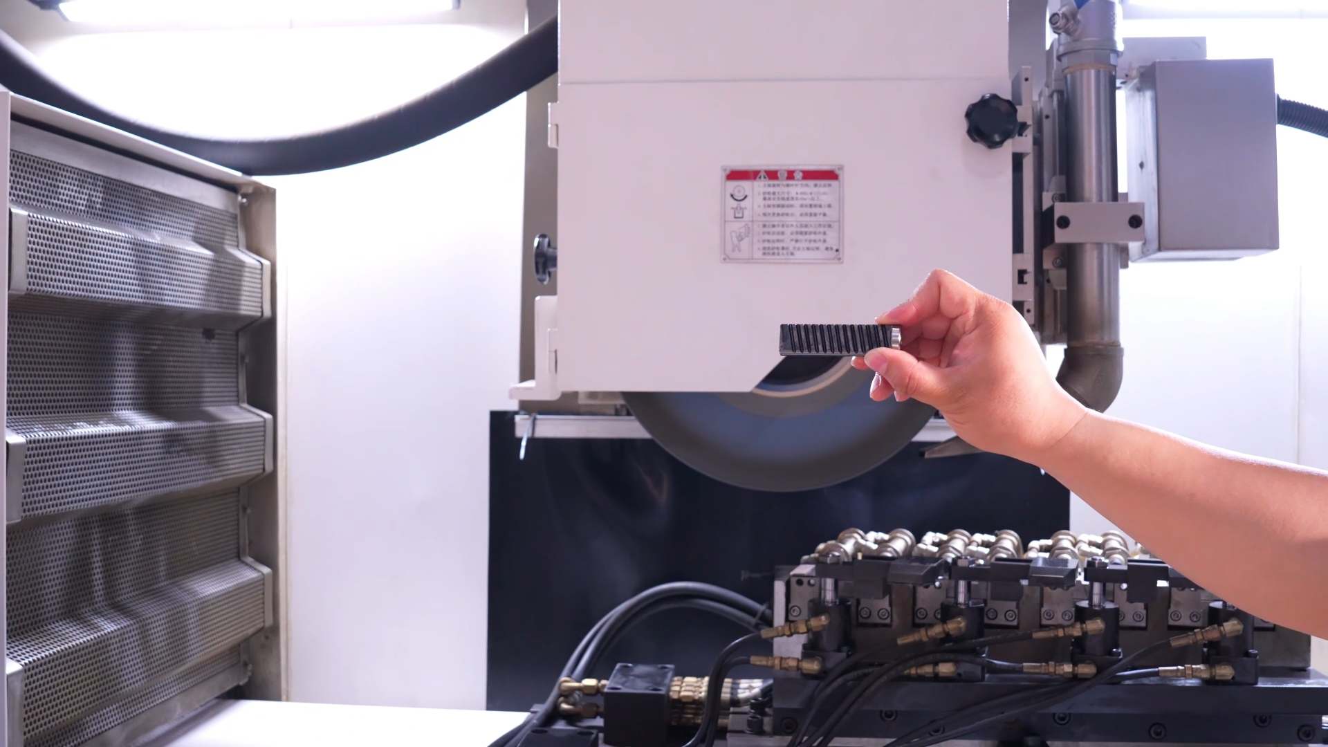 实拍齿条磨削全过程：两刀出 “镜面级” 表面！