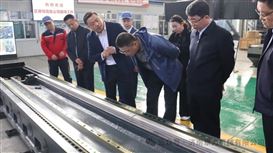 春潮涌动启新程，政企同心促发展。3月24日，章丘区委副书记、区长黄凯东一行莅临济南章力机械有限公司(以下简称“章力机械”)视察指导工作，深入了解企业生产经营、技术创新及未来发展规划，为公司高质量发展把脉定向、加油鼓劲。公司总经理韩纪光携管理团队热情接待，全程陪同视察。此次区领导的视察指导，不仅为章力机械带来了宝贵的政策指引和发展建议，更给予了公司全体员工极大的鼓舞和信心。章力机械将以此次视察为契机，认真贯彻落实领导指示精神，不忘初心、砥砺前行，持续强化技术创新，优化产品结构，提升服务质量，以更优