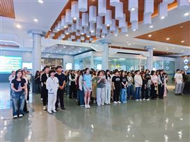 5月27日、29日，临沂大学部分师生走进沂机，开展了一场别开生面的社会实践课。公司副总经理孔德娜热情接待并陪同参观讲解。沂机将以此次活动为契机，持续与高校探索建立长效沟通渠道，为应用型人才培养搭建实践平台，让更多青年学子了解制造业、热爱制造业，同时，深入探索产学研融合路径，切实履行企业社会责任，为人才培育高质量发展贡献沂机力量。